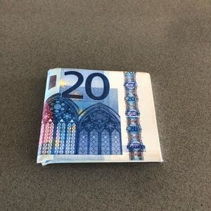 20 euros wallet